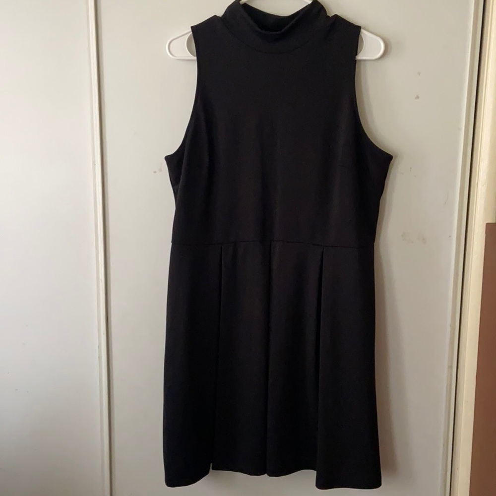 Sleeveless dress with turtle neck
